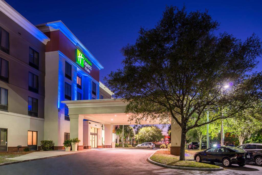 Holiday Inn Express and Suites Tampa Veterans Exp